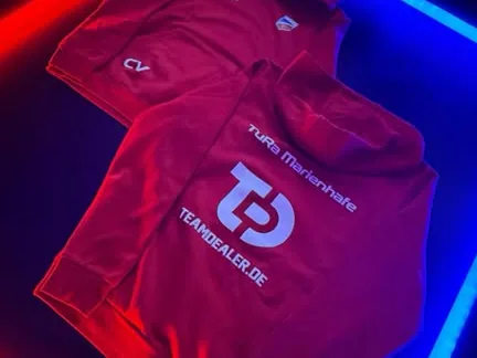 Bordeauxroter Hoodie des TuRa Marienhafe mit Teamdealer-Logo