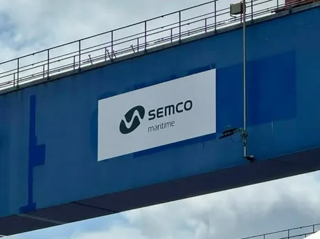 Schild Semco Maritime an einer blauen Stahlkonstruktion